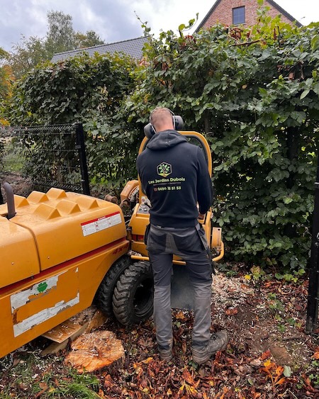Machine professionnelle de rognage de souches utilisée par Les Jardins Dubois